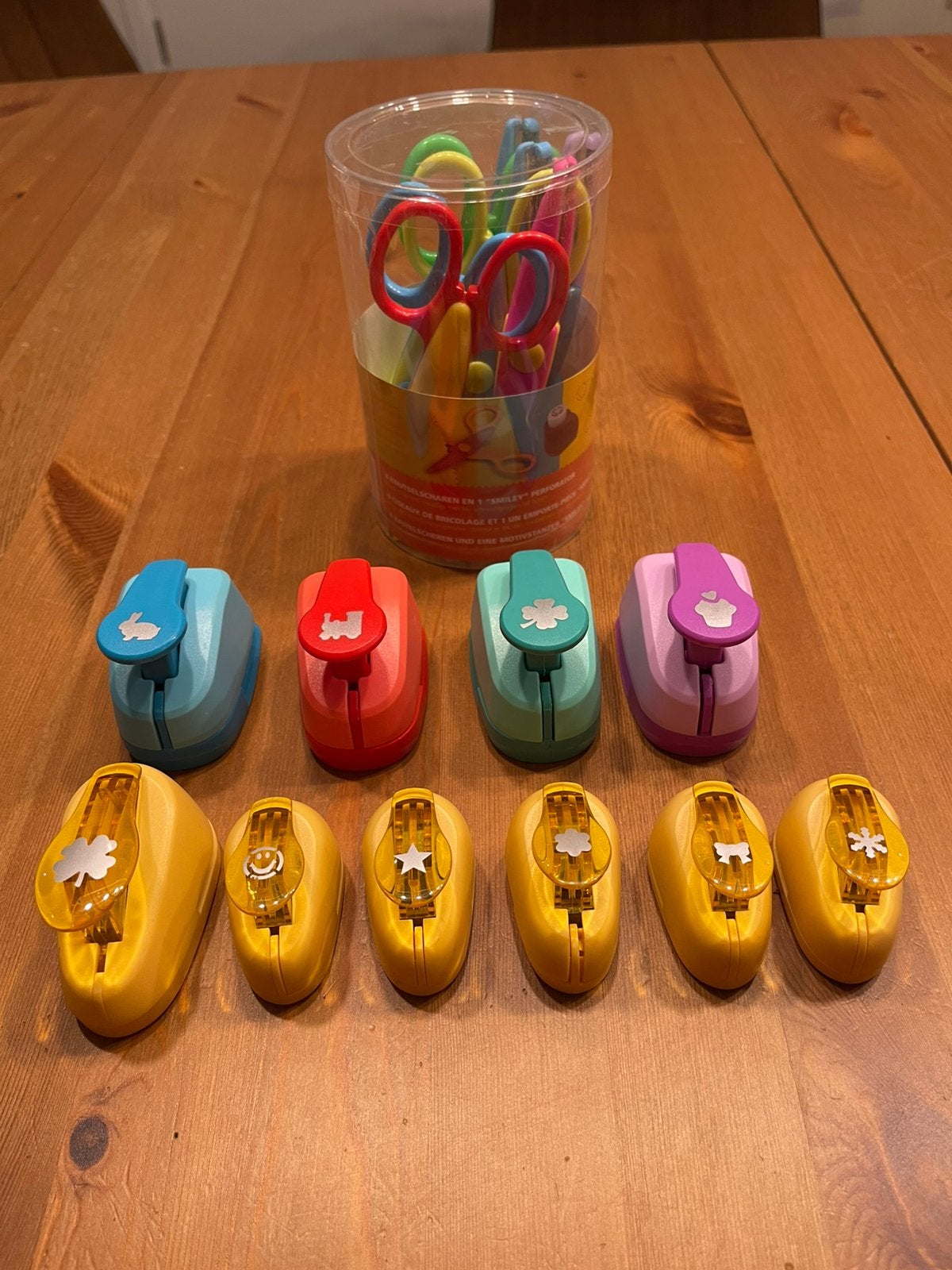 Knutselset: 10 figuurponsen, 8 scharen & smiley perforator, Hobby en Vrije tijd, Ophalen, Zo goed als nieuw, Knutselset