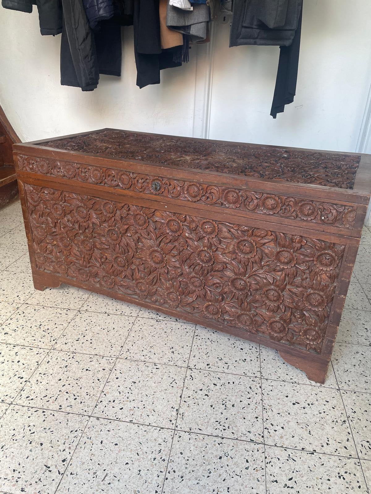 coffre indien ancien en bois massif sculpté à la main, Maison & Meubles, Accessoires pour la Maison | Coffres, Comme neuf, Enlèvement