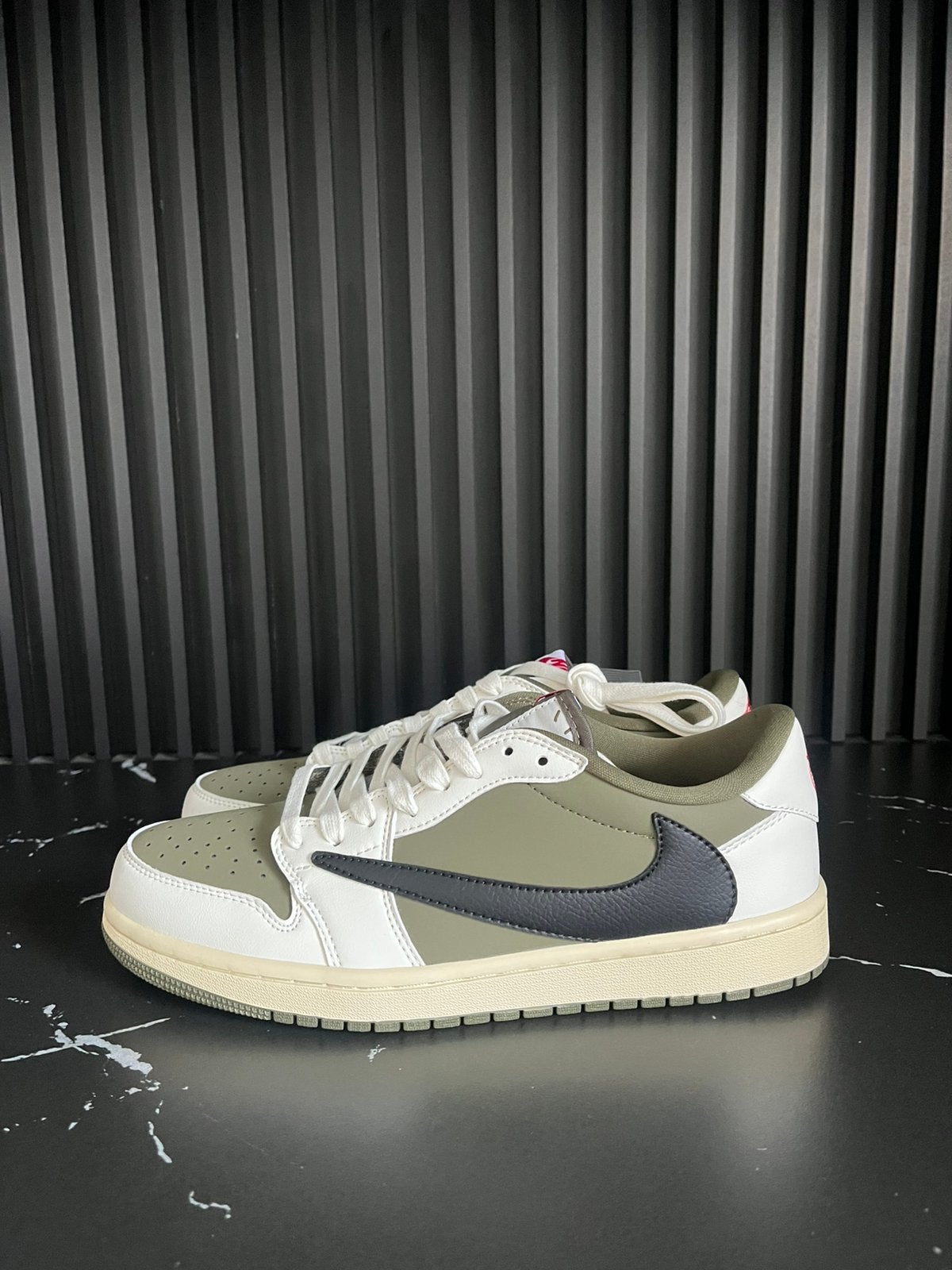 Travis Scott x Air Jordan 1 Low OG Reverse Olive – Maat 43, Kleding | Heren, Schoenen, Overige kleuren, Nieuw, Ophalen of Verzenden