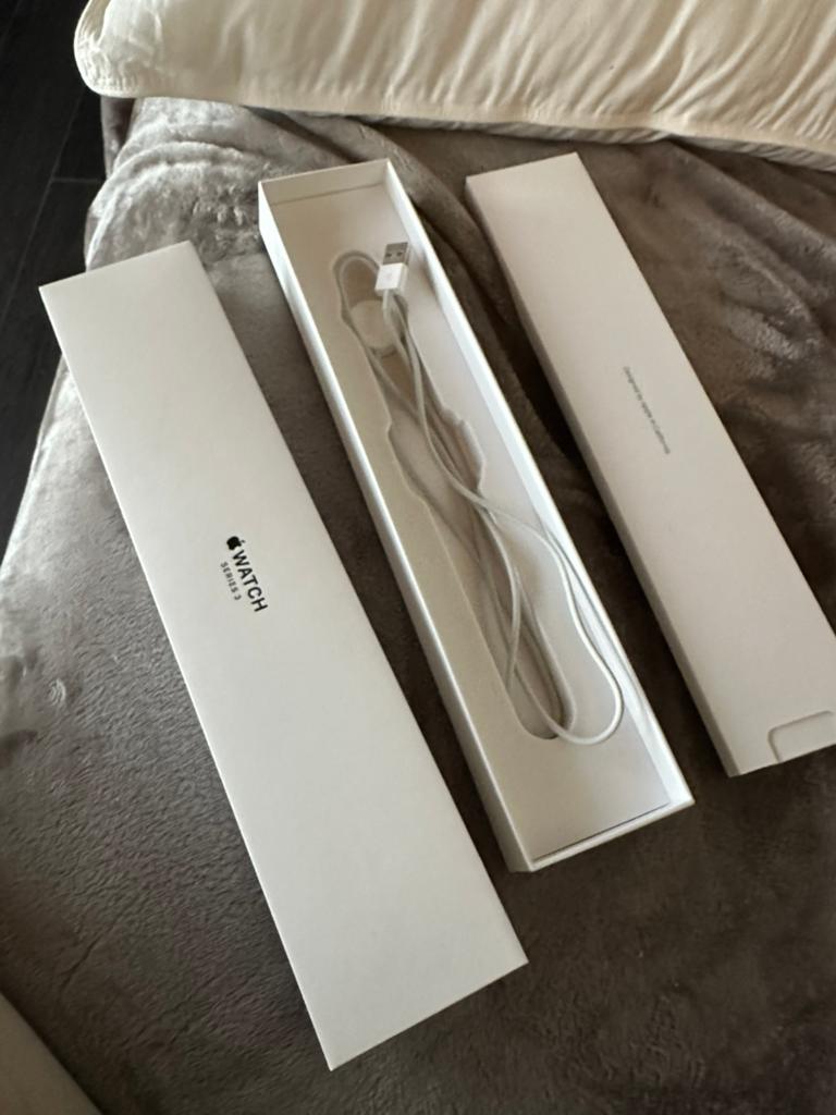 Apple watch serie 3 met extra’s, Handtassen en Accessoires, Smartwatches, Ophalen, Zo goed als nieuw