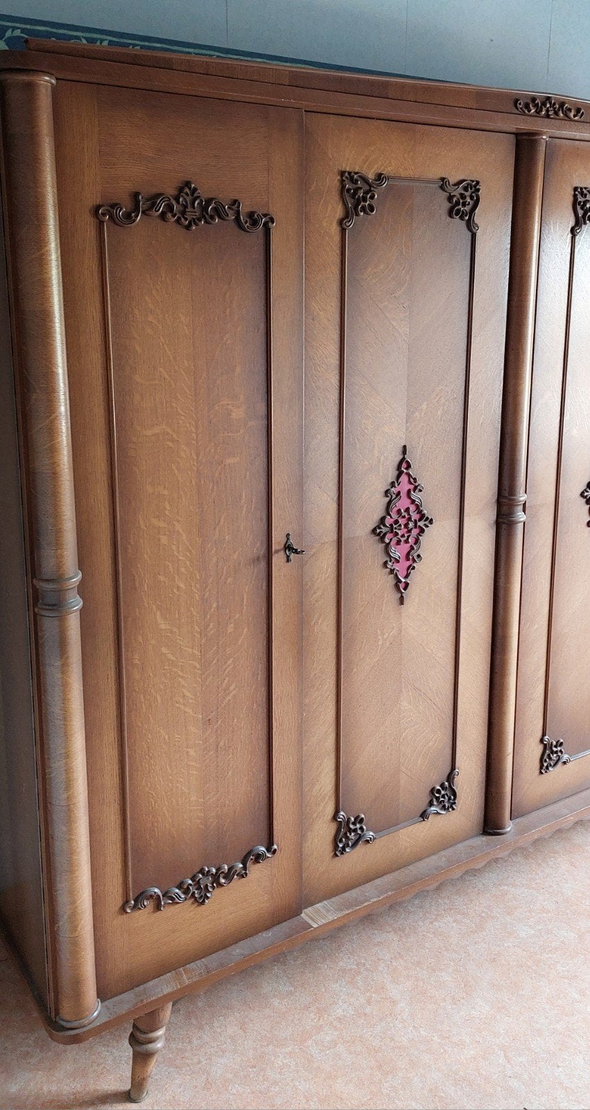 Antieke kledingkast met sierlijke details, Ophalen