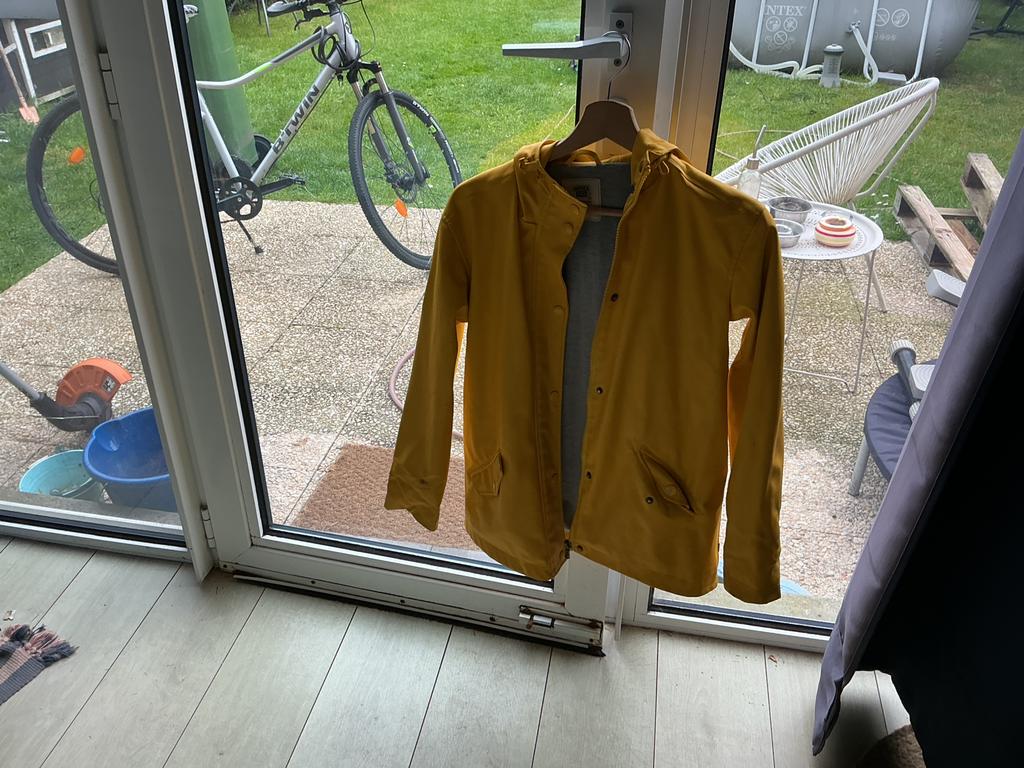 Gele regenjas America today maat 146/152, Enlèvement, Manteau