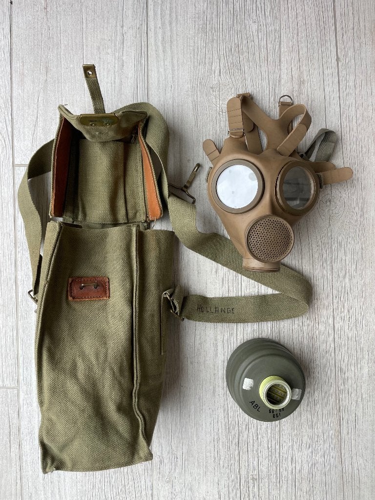 Gasmasker M-51 + bundel Rijkswacht ABL, Verzamelen, Ophalen of Verzenden, Rijkswacht