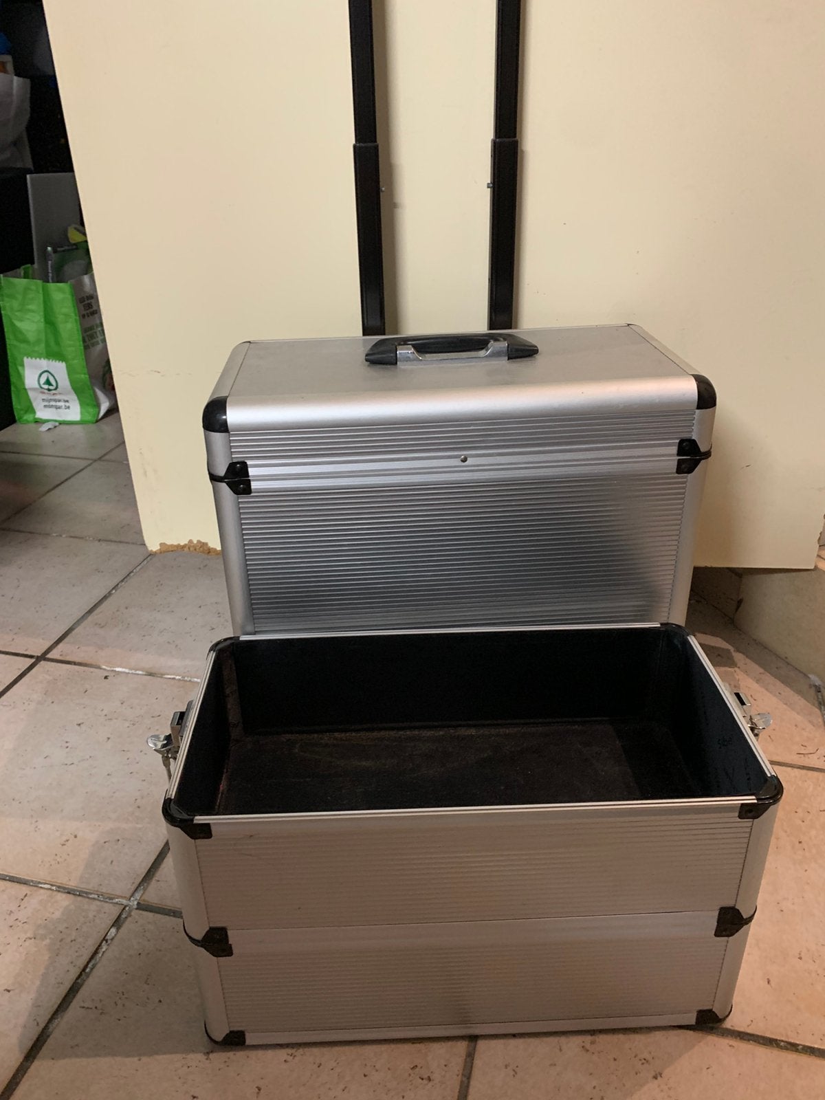 Trolley voor kapper/ schoonheidsspecialiste, Ophalen, Gebruikt, Grijs, Met slot