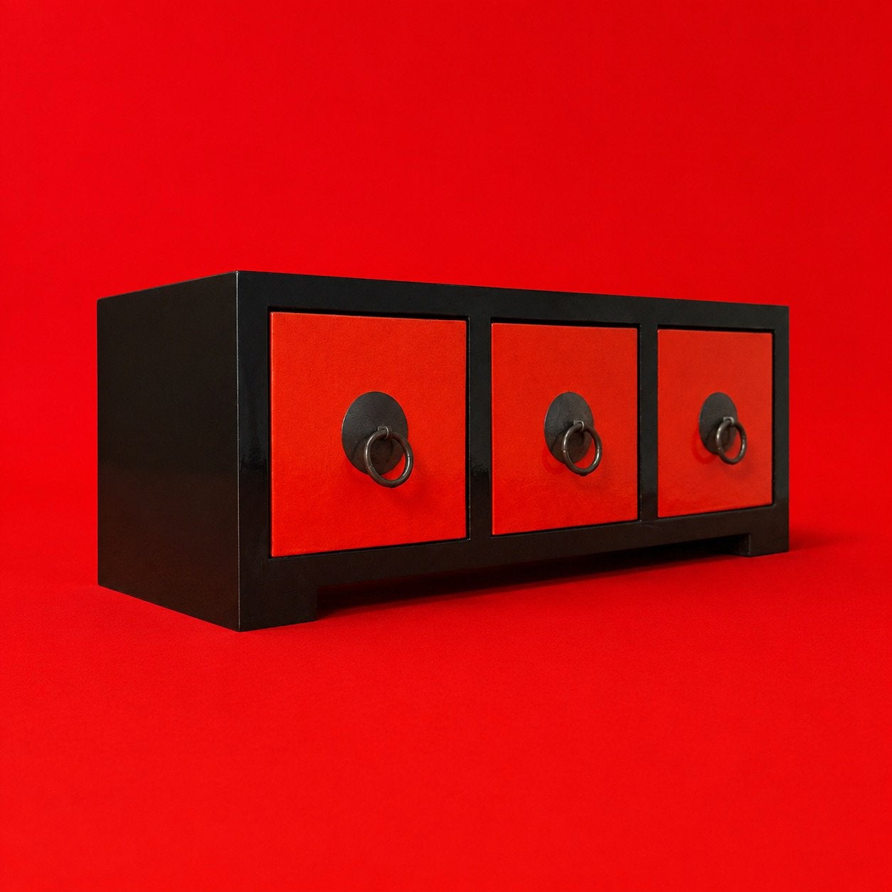 Petit coffre asiatique laqué noir et rouge à 3 tiroirs, Maison & Meubles, Accessoires pour la Maison | Coffres, Enlèvement, Comme neuf