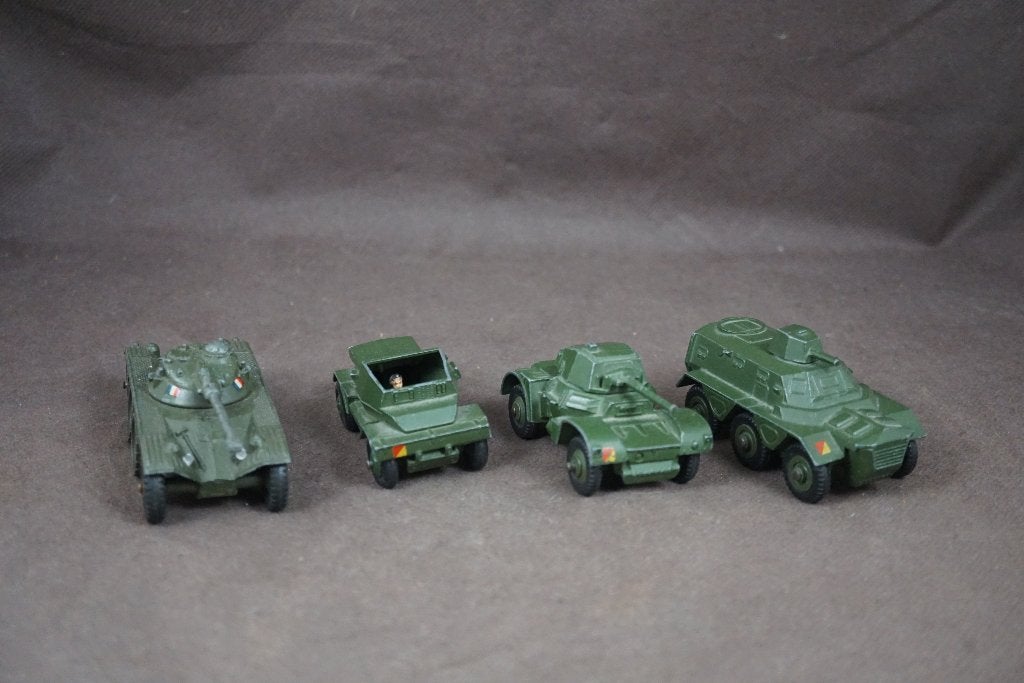 4 véhicules blindés Dinky Toys - TOP vintage, Enlèvement ou Envoi
