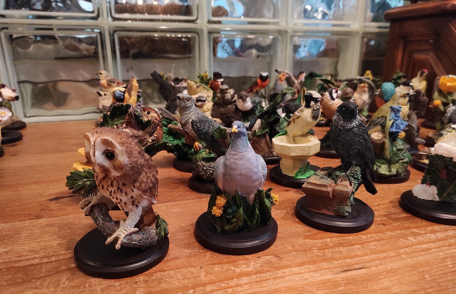 Verzameling handgeschilderde vogelbeeldjes, Enlèvement