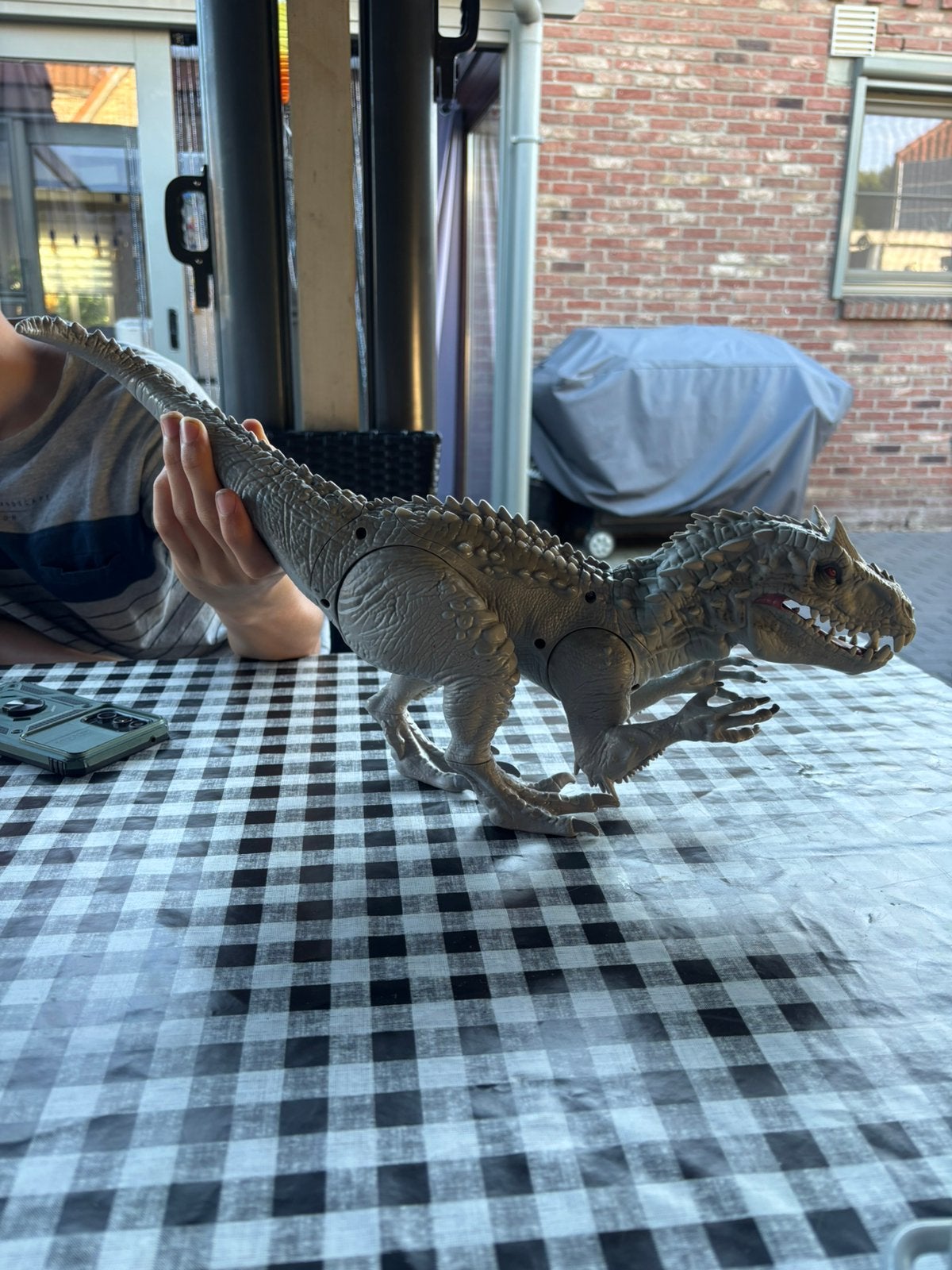 Indominus Rex 2015 Jurassic World, Ophalen
