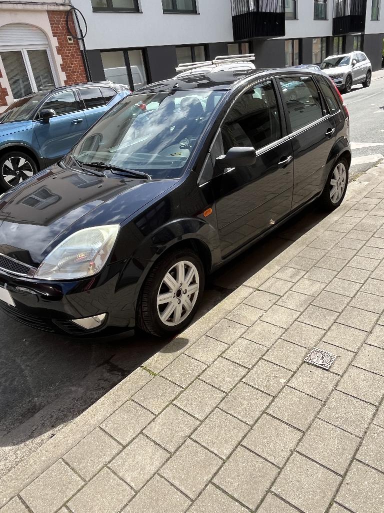 Ford fiesta essance, Auto's, Voorwielaandrijving, Zwart, 4 cilinders, Zwart