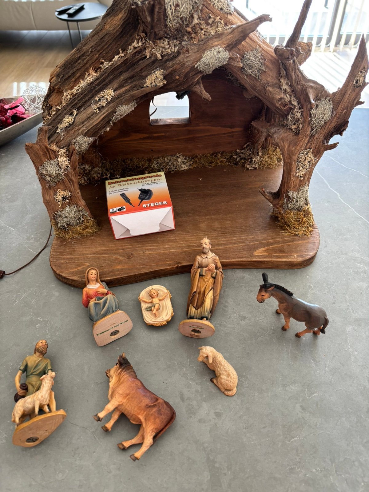 Houten kerststal en anri figuren handgemaakt, Ophalen, Zo goed als nieuw