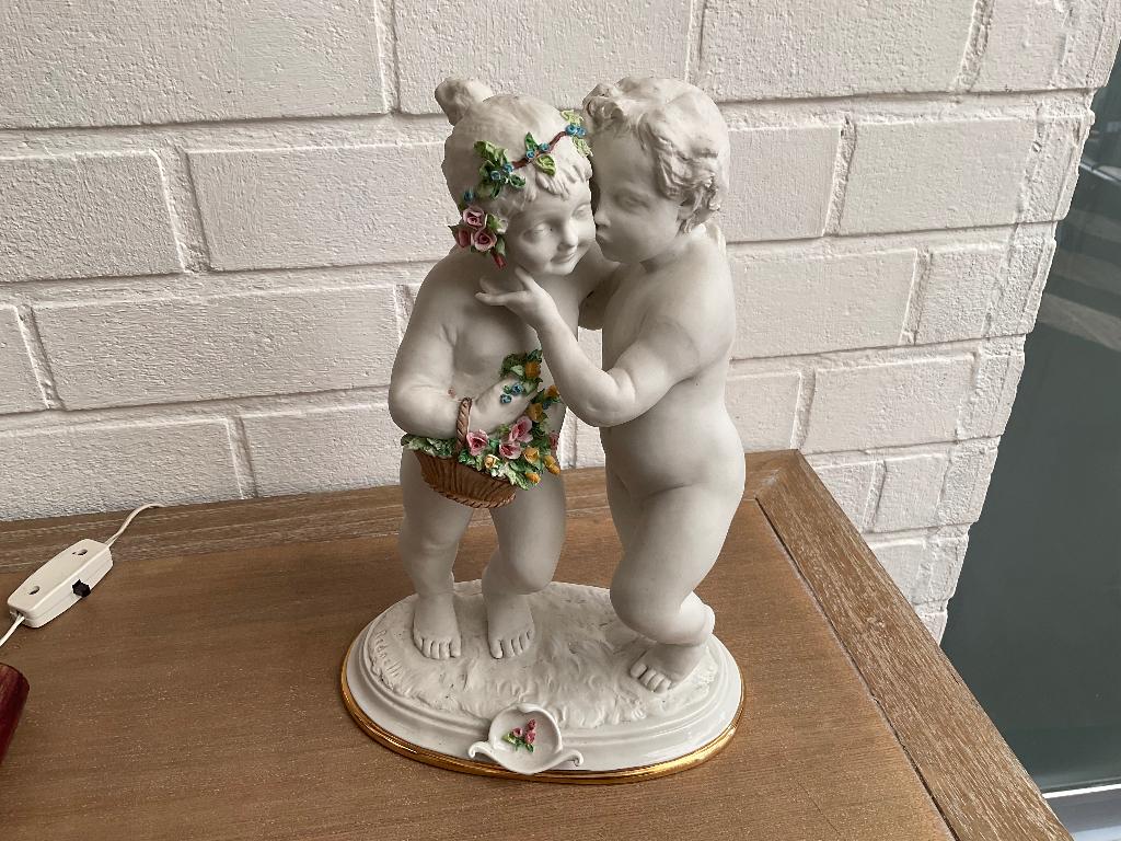 Porselein beeld verliefde Cherubs / Capodimonte, Ophalen of Verzenden