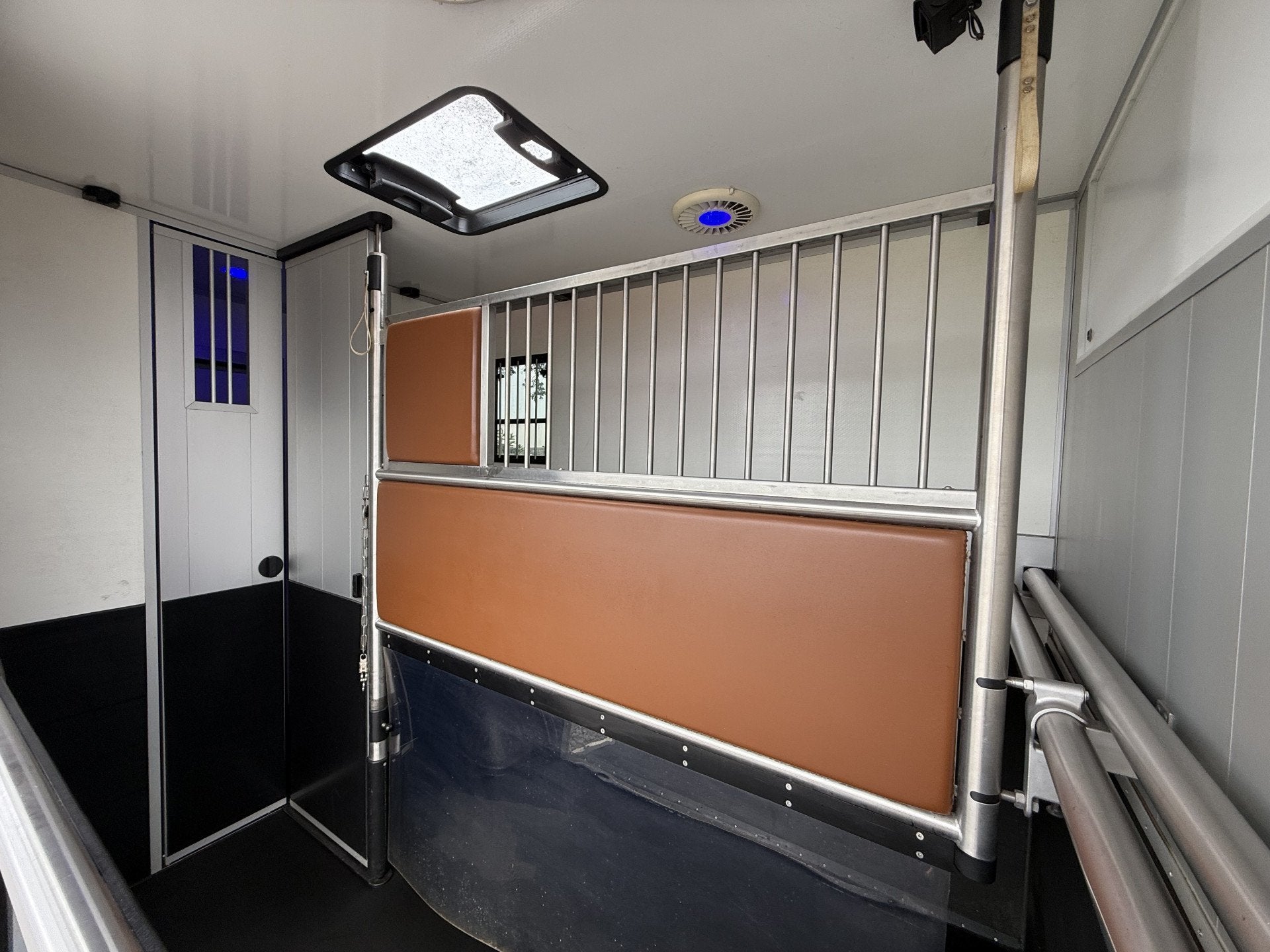 Opel Movano | HORSETRUCK | ROELOFSEN | STALLION 3XL | 2017 |, Animaux & Accessoires, Weduwestraat 12
4884MV  WERNHOUT, NL, Paardenwagentje NL | MVV HORSETRUCKS