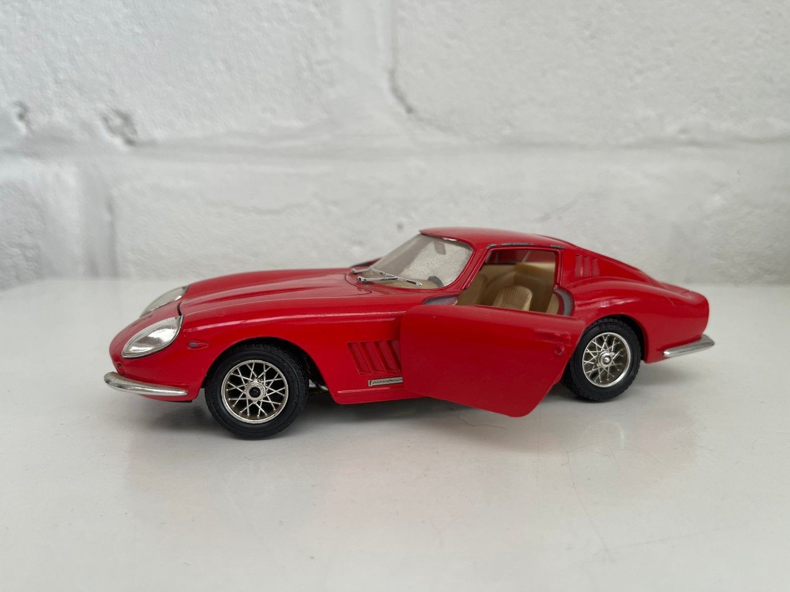 Bburago 1:24 Ferrari 275 GTB/4 (1966) – Rood Metalen, Enlèvement ou Envoi, Comme neuf