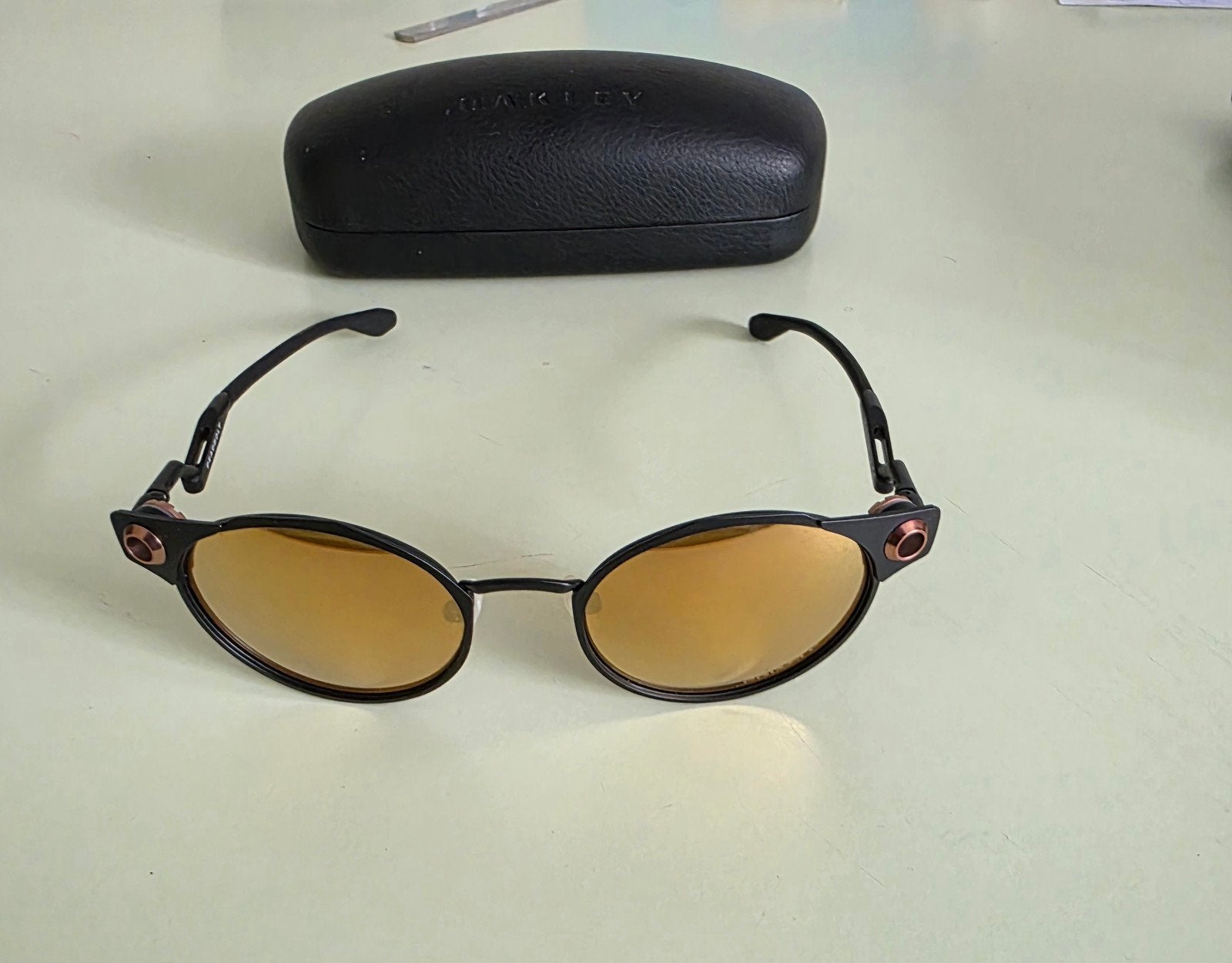 lunettes de soleil oakley ronde titane. parfait état, Enlèvement, Neuf, Lunettes, Oakley