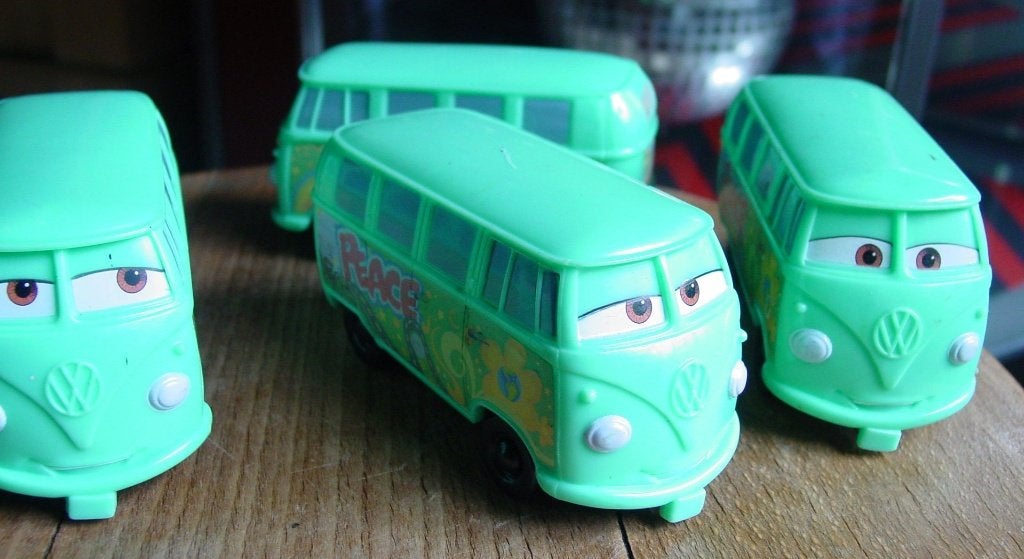 4 X VW BUS DISNEY PIXAR 2006  -KUNSTSTOF-, Verzamelen, Ophalen of Verzenden