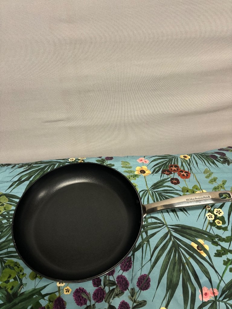 Poêle KitchenAid noire avec manche en inox, Maison & Meubles, Enlèvement ou Envoi, Comme neuf, Inox