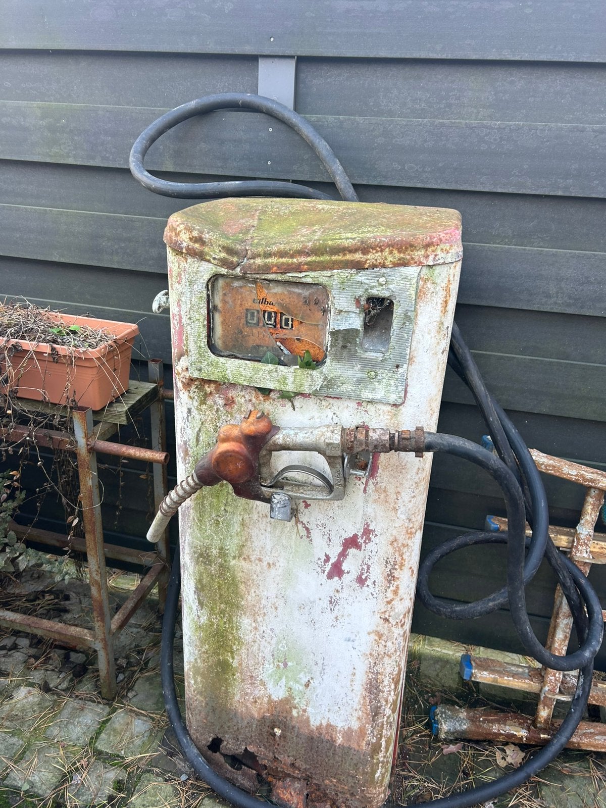 Decoratie dieselpomp, Ophalen