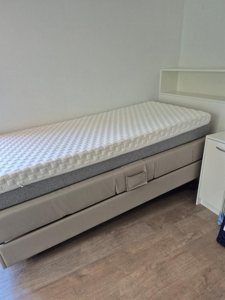 Zorgbed te koop, Huis en Inrichting, Slaapkamer | Bedden, Zo goed als nieuw, Eenpersoons, 90 cm, 200 cm, Overige materialen, Crème
