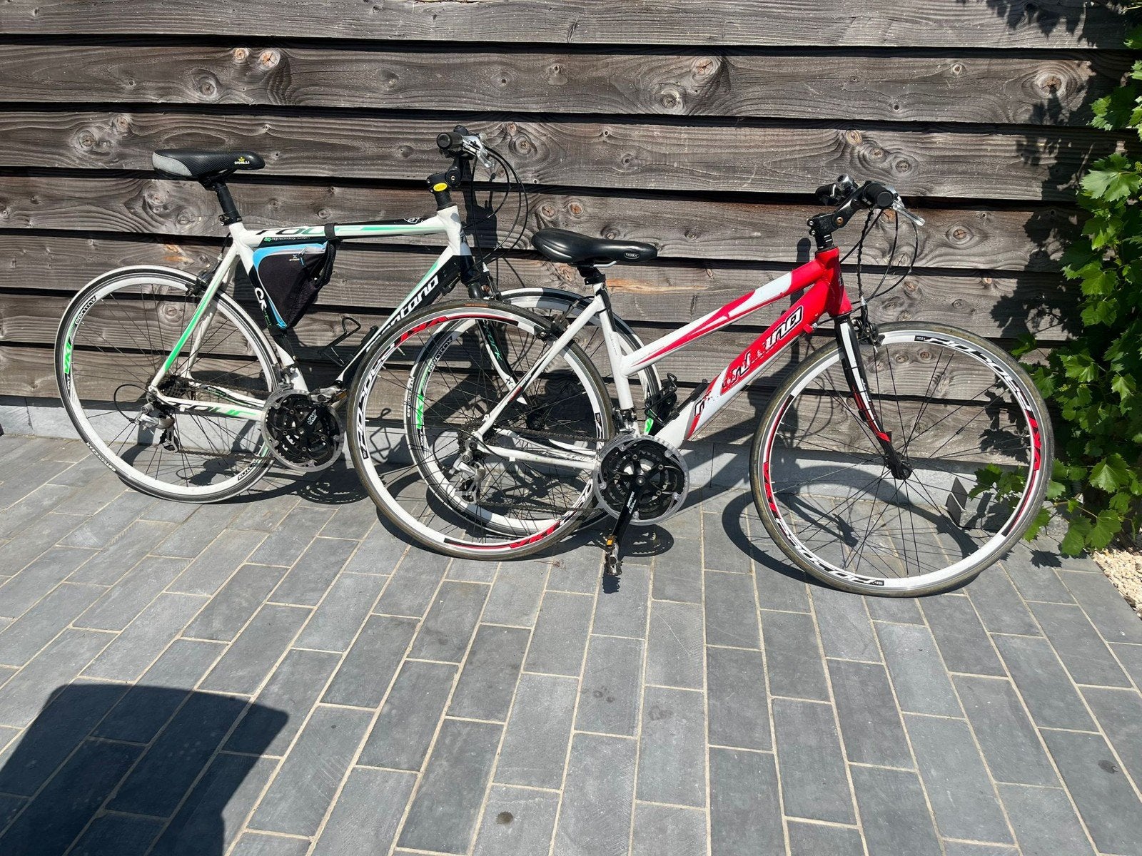 Koppel racefietsen met recht stuur., Enlèvement