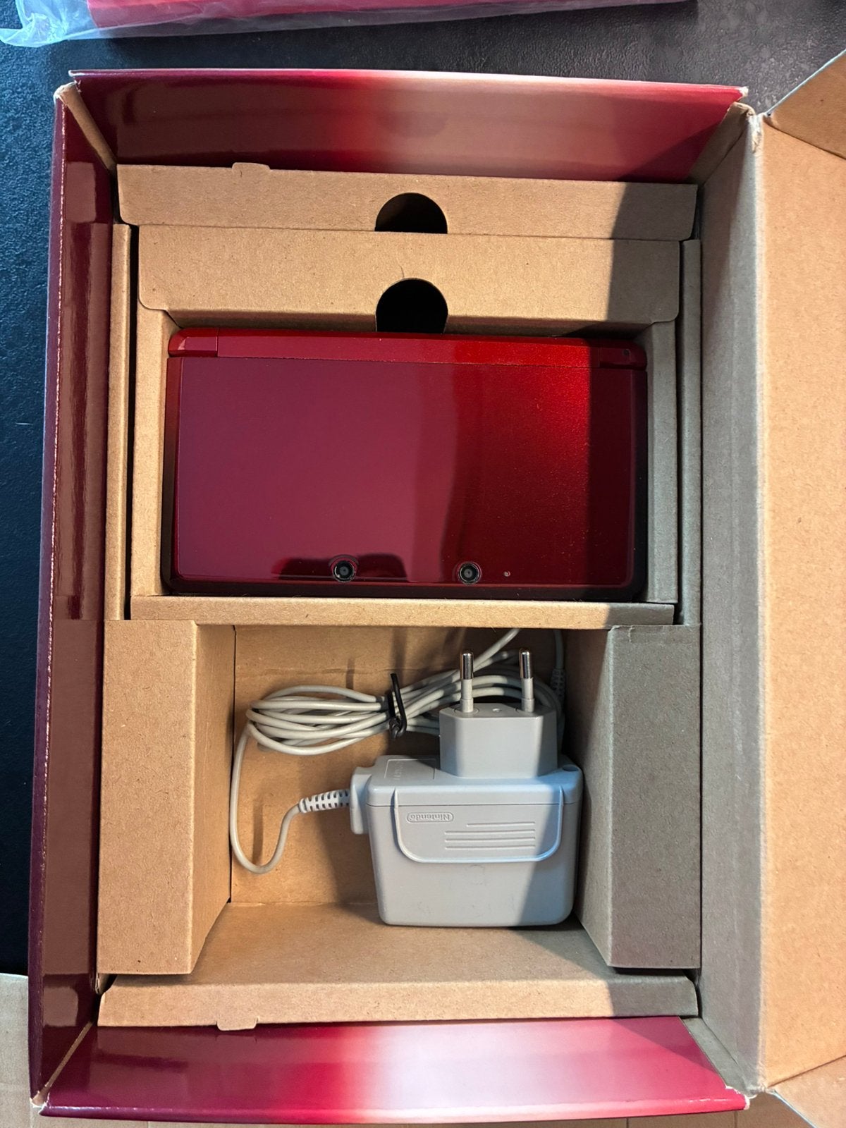 Nintendo 3DS metallic Red met doos, manuals, charger, Games en Spelcomputers, Spelcomputers | Nintendo 2DS en 3DS, Ophalen of Verzenden