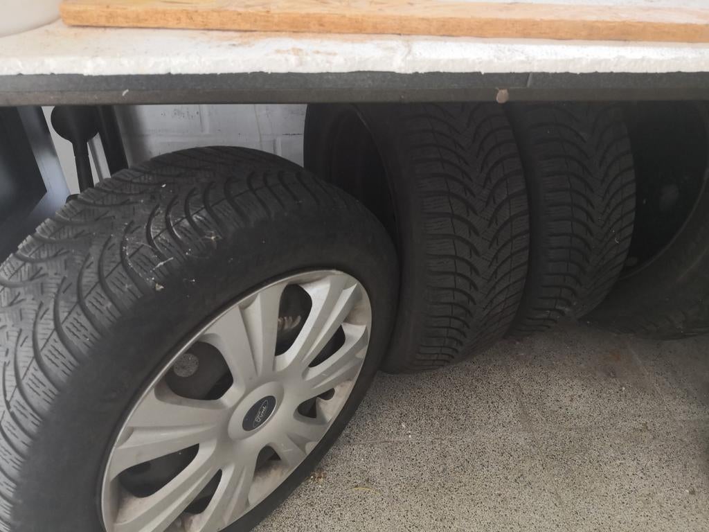 Winterbanden ford focus staal met wieldop 205/55 R 16 Michel, Ophalen, Winterbanden