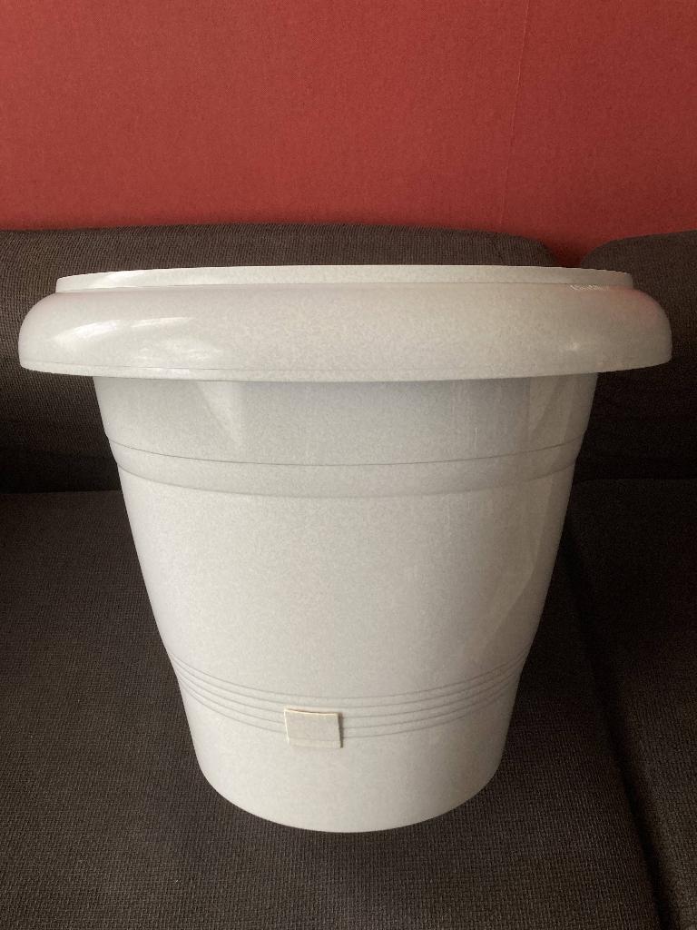 Grand pot pour plante avec réservoir d'eau, Grosfillex, Ophalen, Gebruikt, Binnen