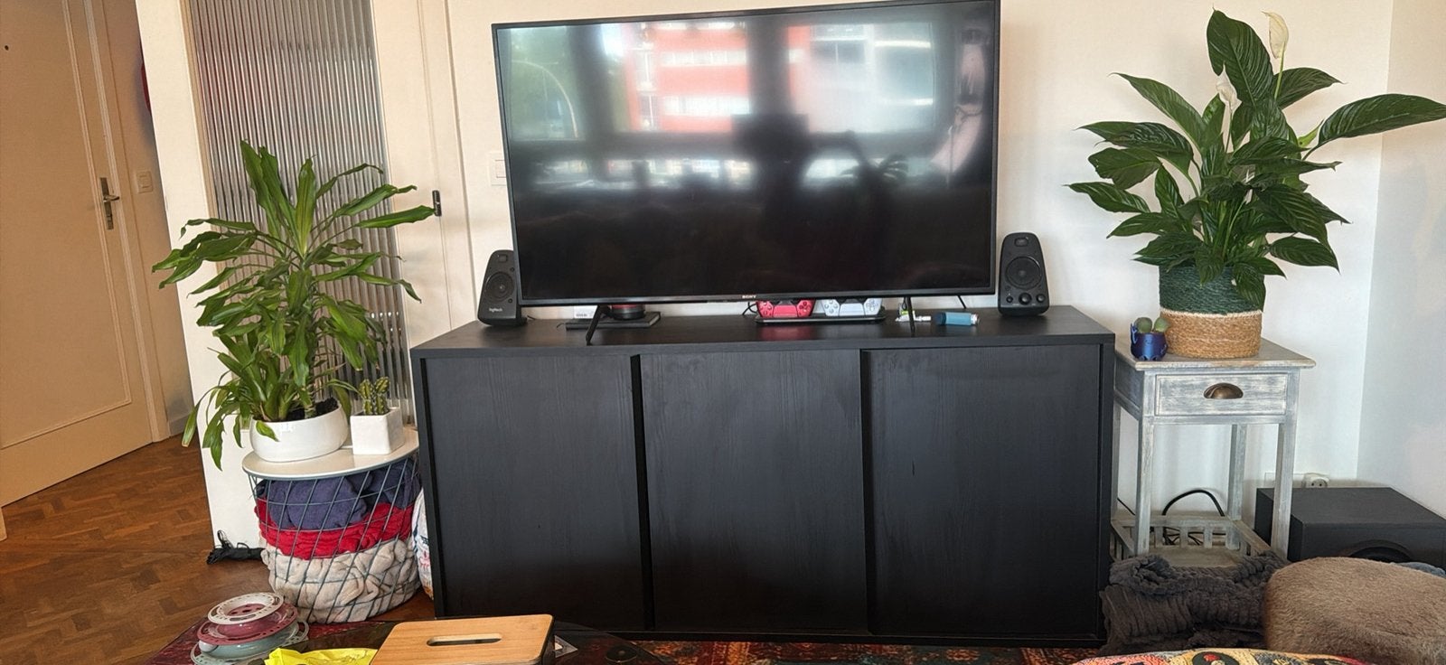 Zwarte tv kast van puur hout, Huis en Inrichting, Kasten |Televisiemeubels, Ophalen, Zo goed als nieuw, Overige houtsoorten