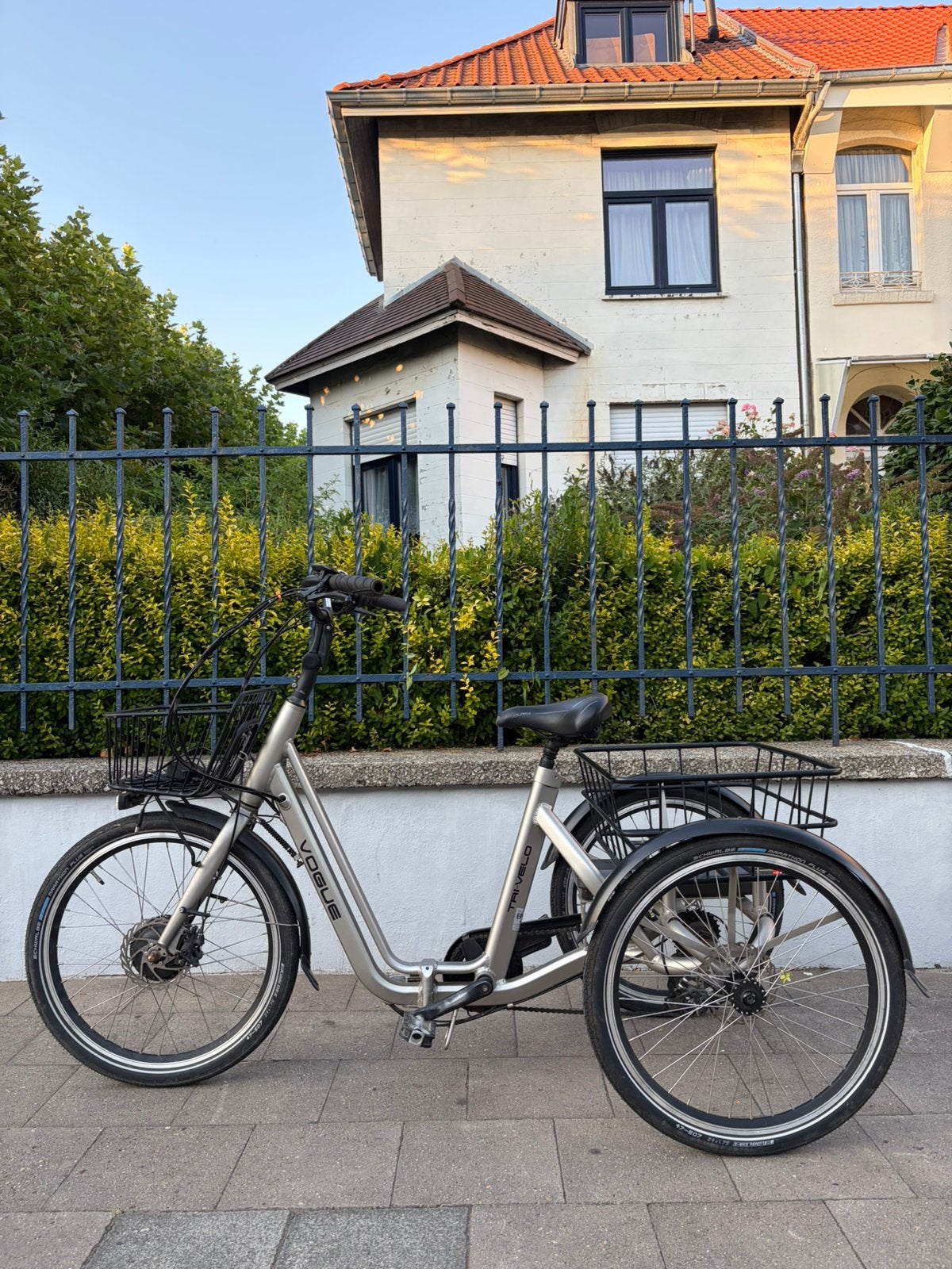 Tricycle à assistance électrique pliable Vogue etat neuf, Divers, Chaises roulantes, Enlèvement ou Envoi, Pliant, Comme neuf