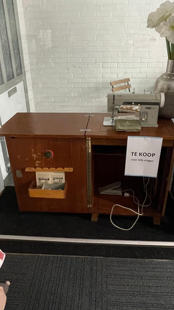 Naaimachine Singer in een houtenkast, Hobby en Vrije tijd, Naaimachines en Toebehoren, Ophalen, Gebruikt, Singer, Naaimachine
