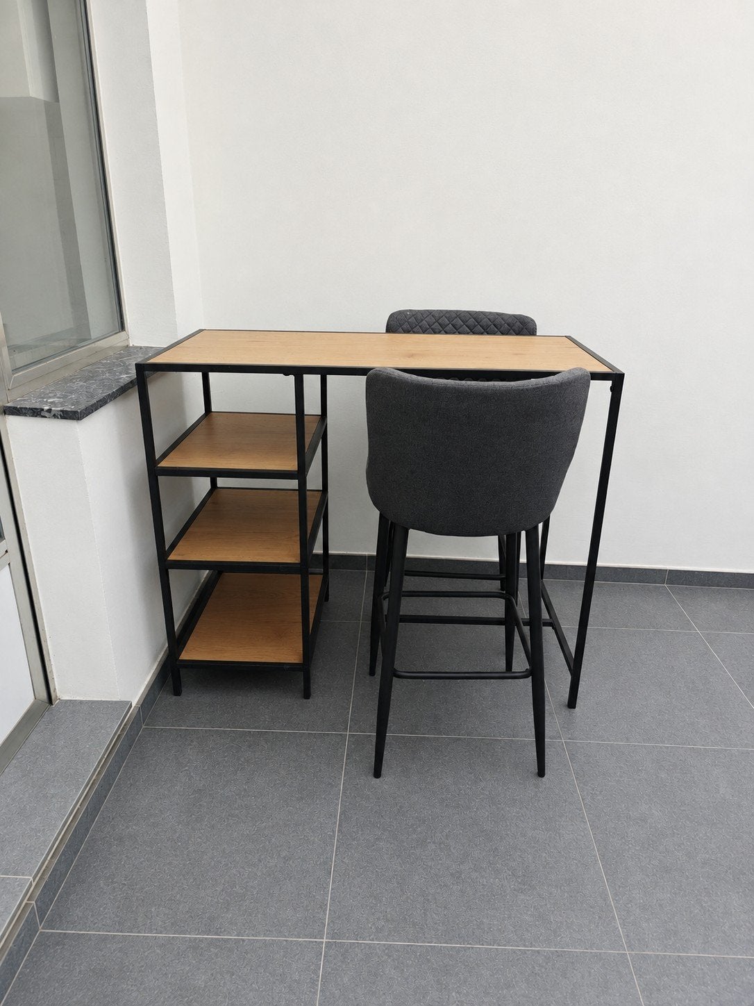 Hoge tafel met 2 stoelen -- industrieel design, Huis en Inrichting, Ophalen, Zo goed als nieuw, Inclusief barstoelen