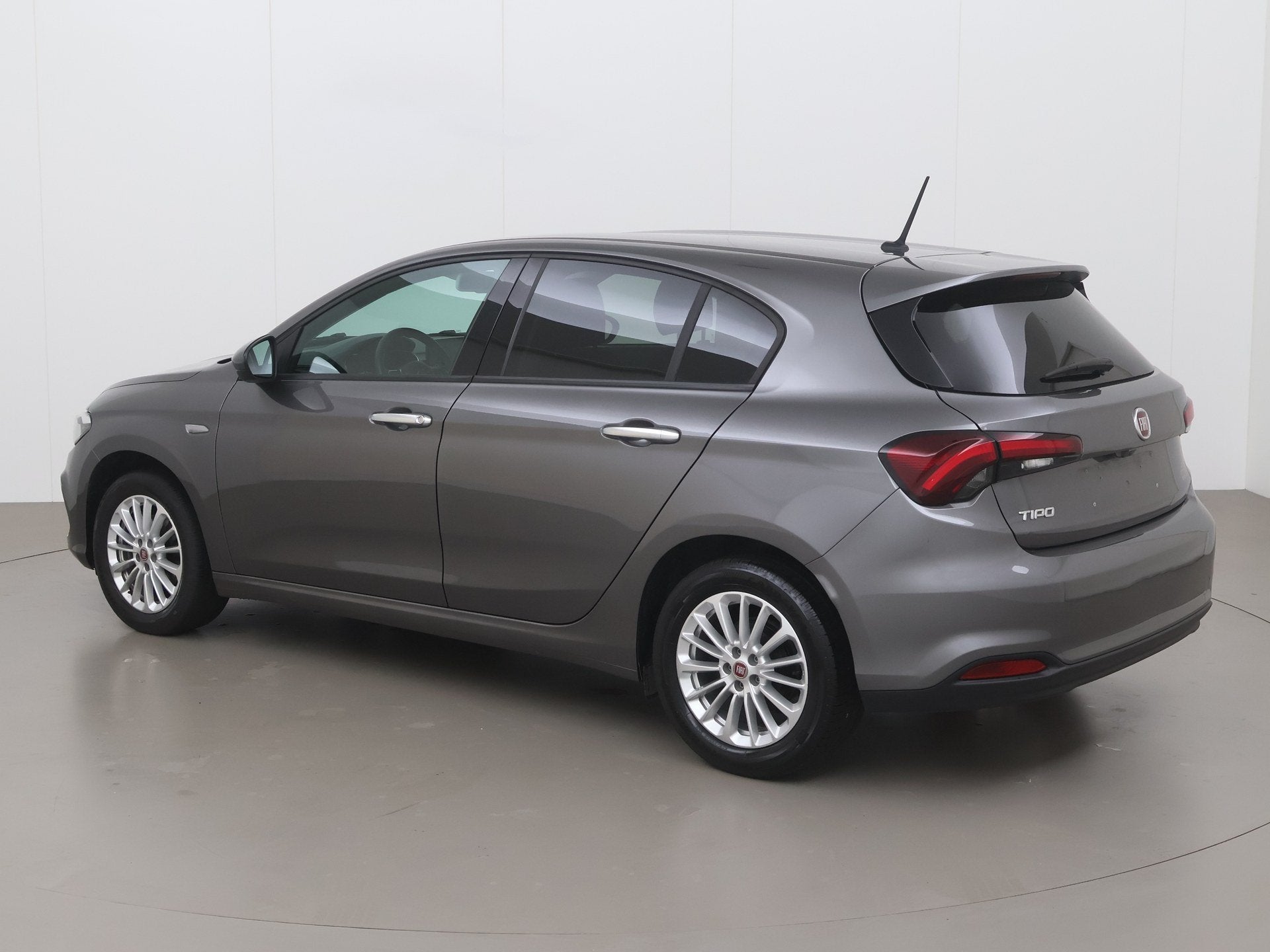 Fiat Tipo Hatchback t firefly life 101, Autos, Fiat, Argent ou Gris, Achat, Entreprise, Boîte manuelle