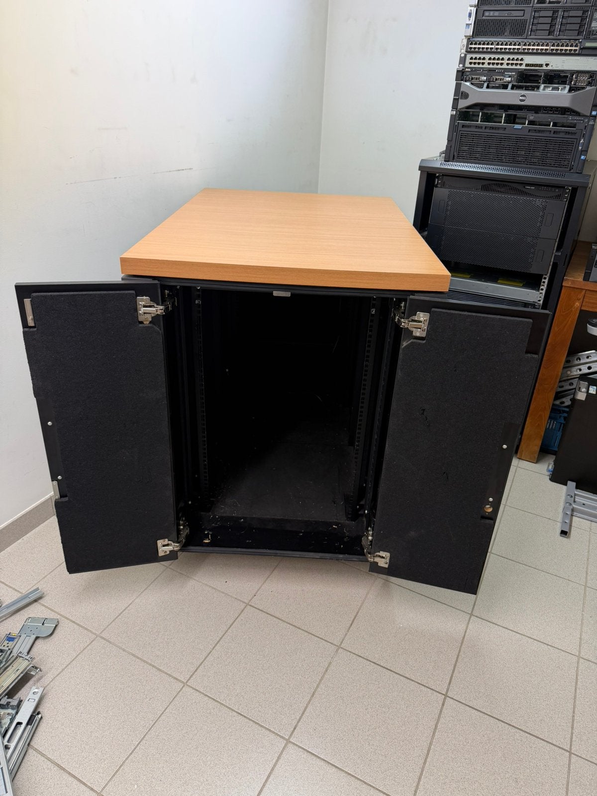 Titel: Kell Systems geluiddempende 19-inch serverkast, Ophalen, Zo goed als nieuw