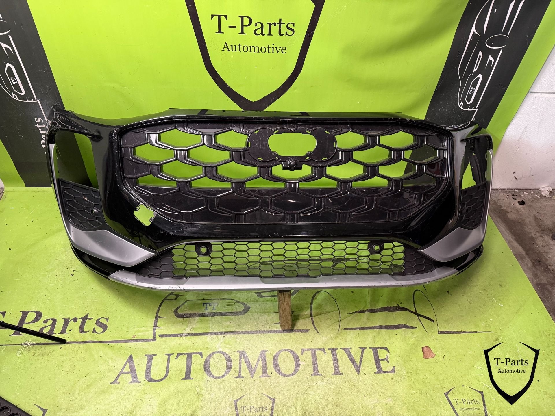 audi Q3 voorbumper 2025+ bumper, Gebruikt, AUDI AG, Auto-Union-Strasse 1
85045  Ingolstadt, DE, Audi