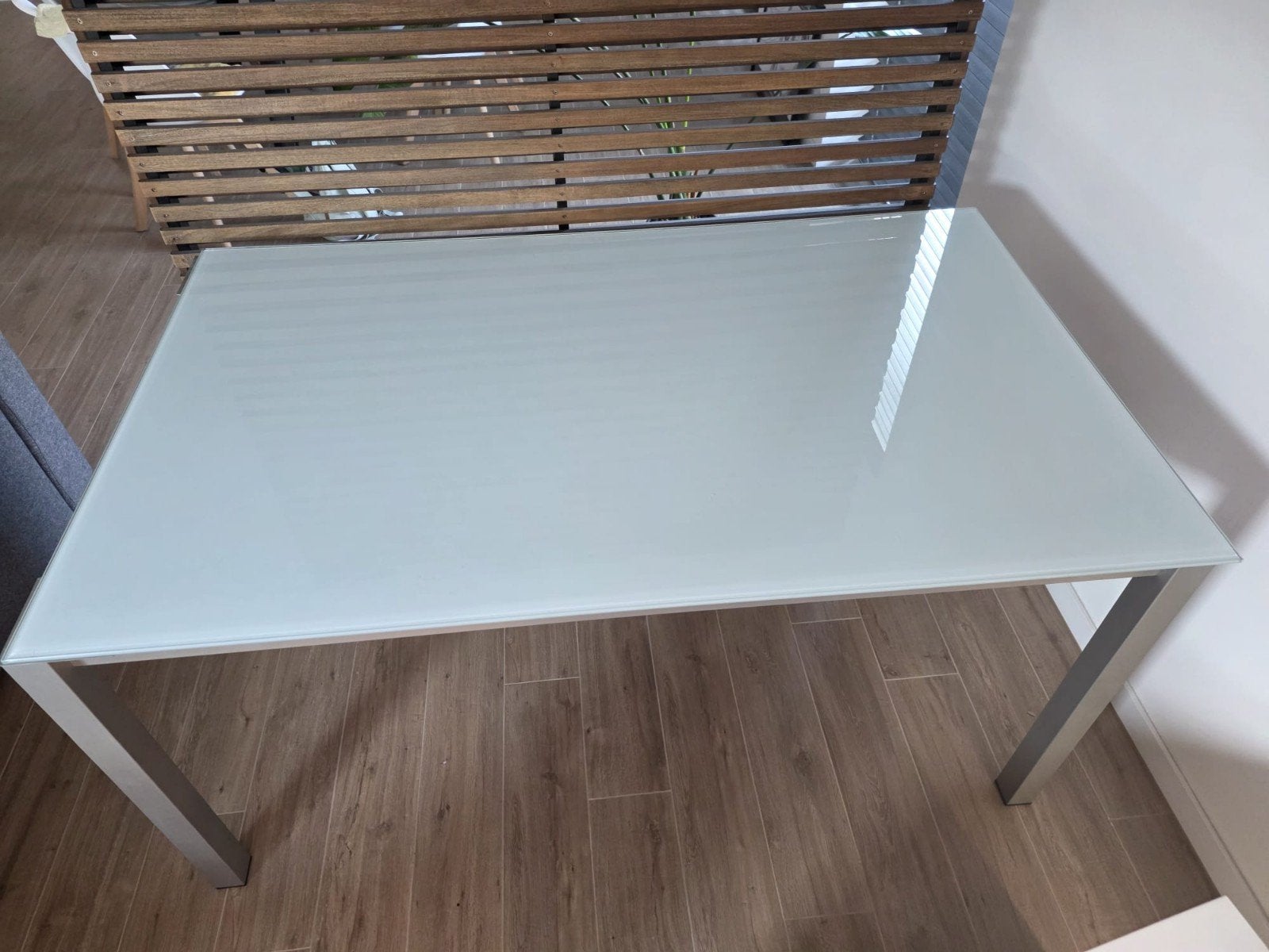 Moderne tafel met wit melkglas en 4 witte stoelen ., Huis en Inrichting, Tafels | Salontafels, Ophalen