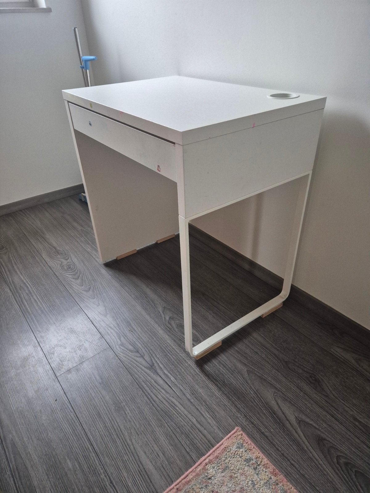 Table de bureau gratuite, Maison & Meubles, Enlèvement, Blanc