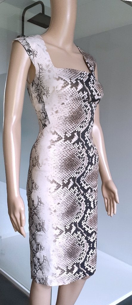 Korte jurk lichtroze beige slangenpatroon Karen Millen XS 34, Kleding | Dames, Beige, Nieuw, Ophalen of Verzenden, Maat 34 (XS) of kleiner
