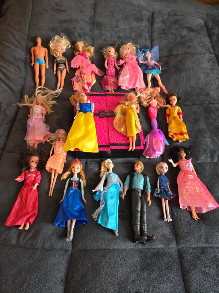 18 barbie poppen met kleerkast, Kinderen en Baby's, Ophalen, Barbie
