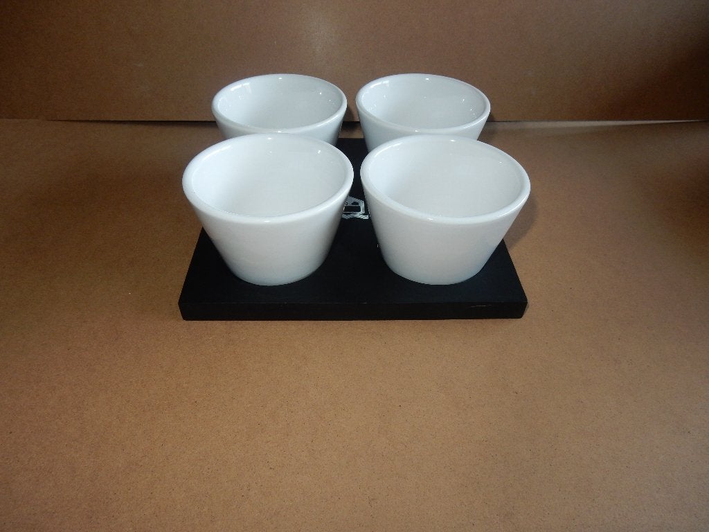 nr.22 - Witte schaaltjes op houten plank, Ophalen, Schaal