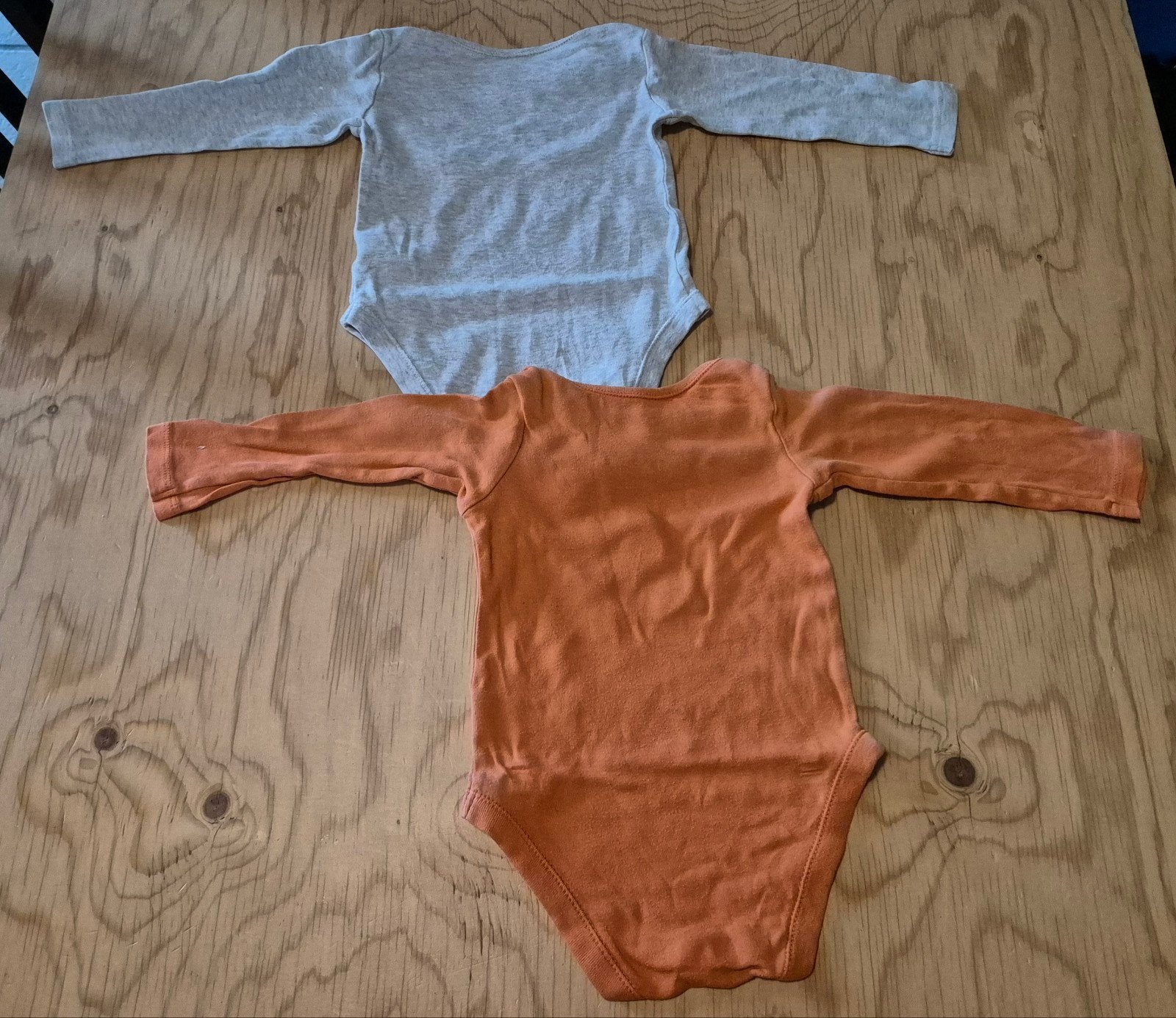 2 rompers met lange mouw en diertjes - Maat 74, Ophalen of Verzenden, Zo goed als nieuw, Jongetje of Meisje, Nacht- of Onderkleding
