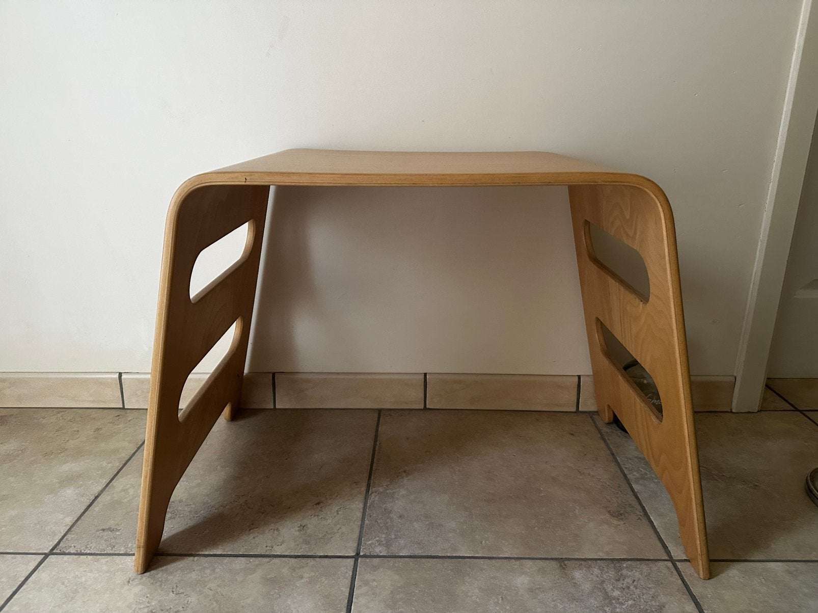 Petit Table Gratuit/Small Free table, Maison & Meubles, Enlèvement, Utilisé, Bois
