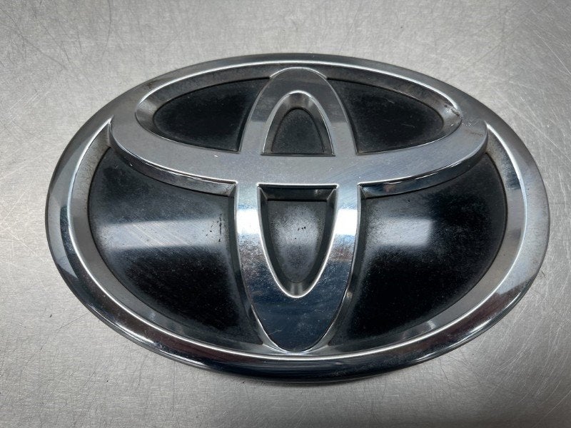 EMBLEEM Toyota Land Cruiser (J15) (01-2009/-) (|7544760030|), Gebruikt, Toyota