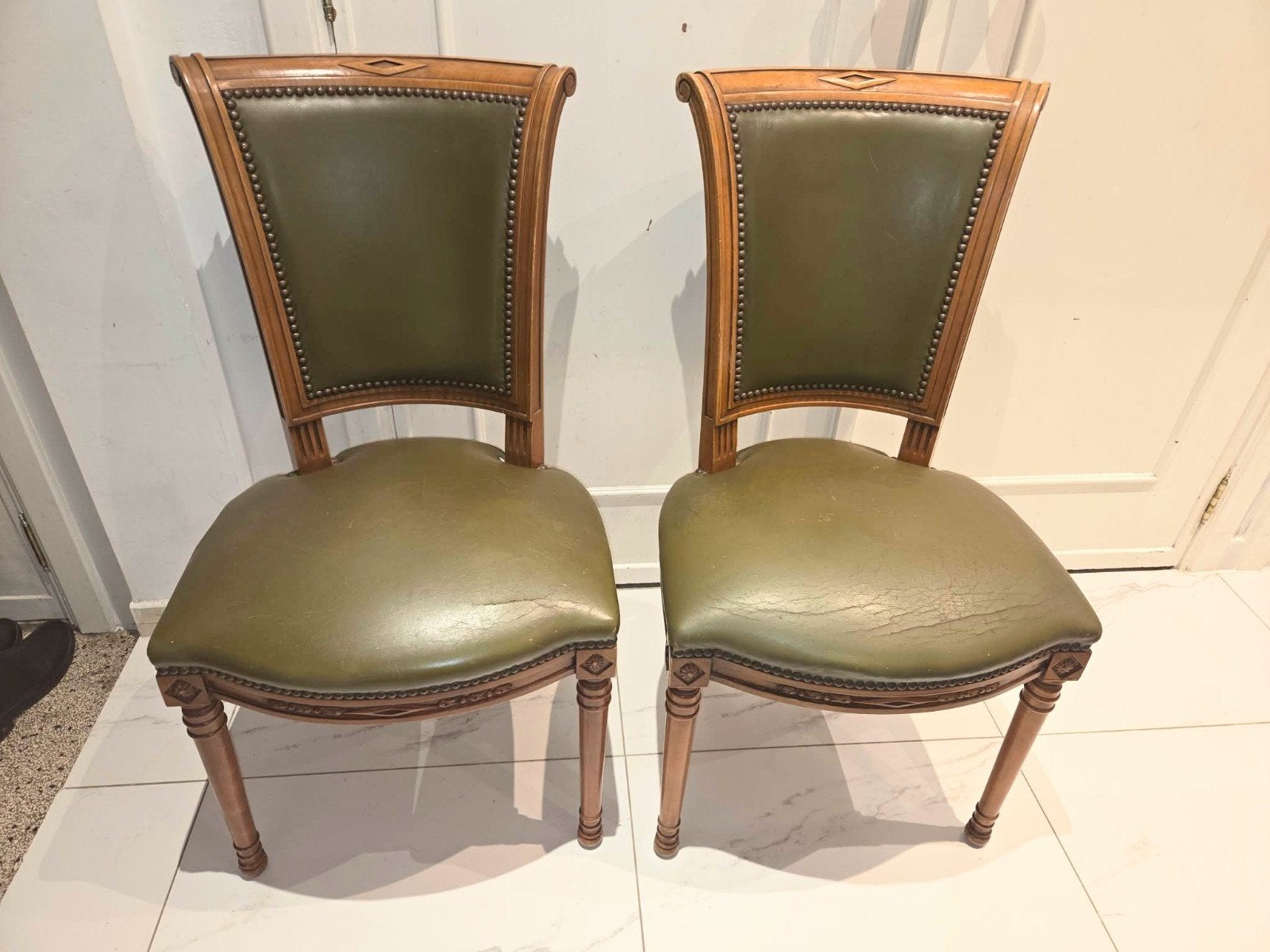 Set van 2 vintage houten stoelen met groene bekleding – €55, Ophalen of Verzenden