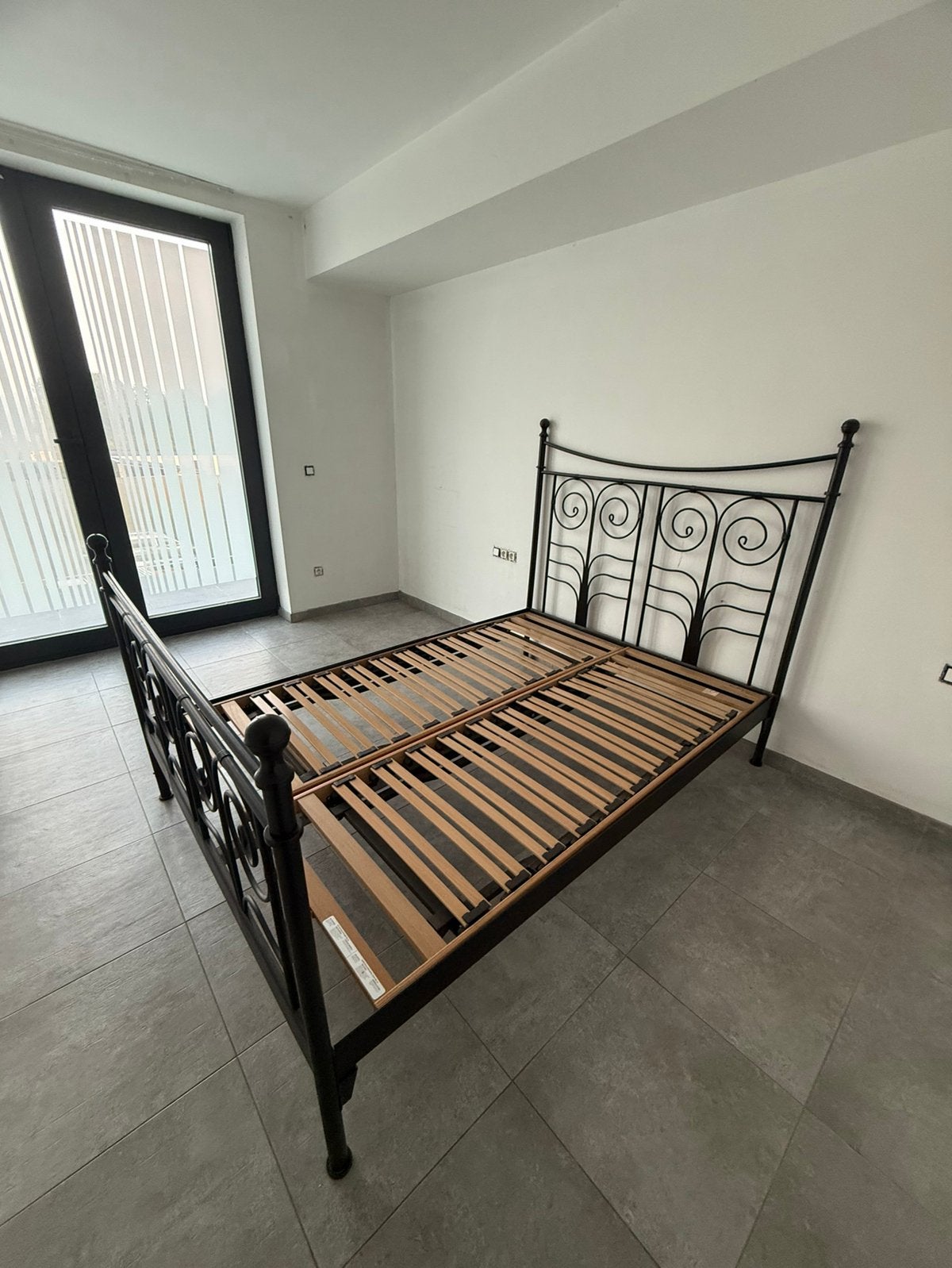Te koop metalen IKEA-bedframe met lattenbodems, Huis en Inrichting, Ophalen, Zo goed als nieuw