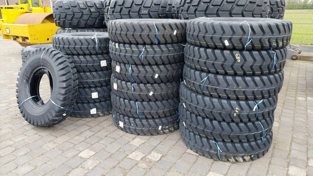 Bridgestone 11.00-20 / Unused / 18x available, Articles professionnels, Machines & Construction | Pièces