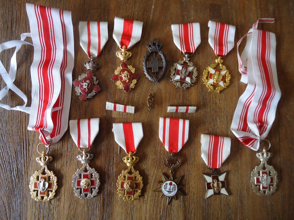 Verzameling Medailles onderscheidingen eretekens Rode Kruis, Verzamelen, Ophalen of Verzenden, Overige soorten, Lintje, Medaille of Wings