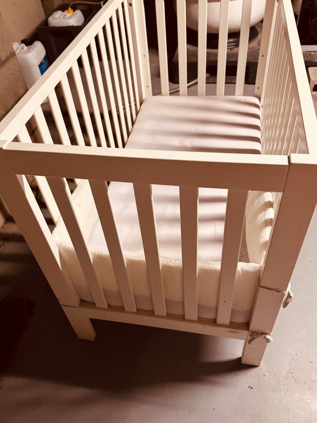 Magnifique lit pour bébé en bois blanc, matelas, Matelas, 70 à 85 cm, Enlèvement, Utilisé