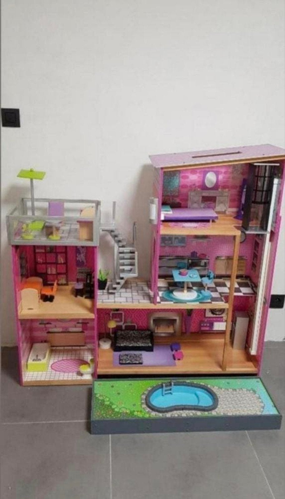 Barbie/Poppenhuis, Enlèvement, Maison de poupées