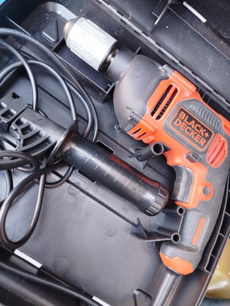 perceuse à percussion filaire Black+Decker, BEH850K-QS, 600 watts ou plus, Enlèvement, Utilisé, Perceuse