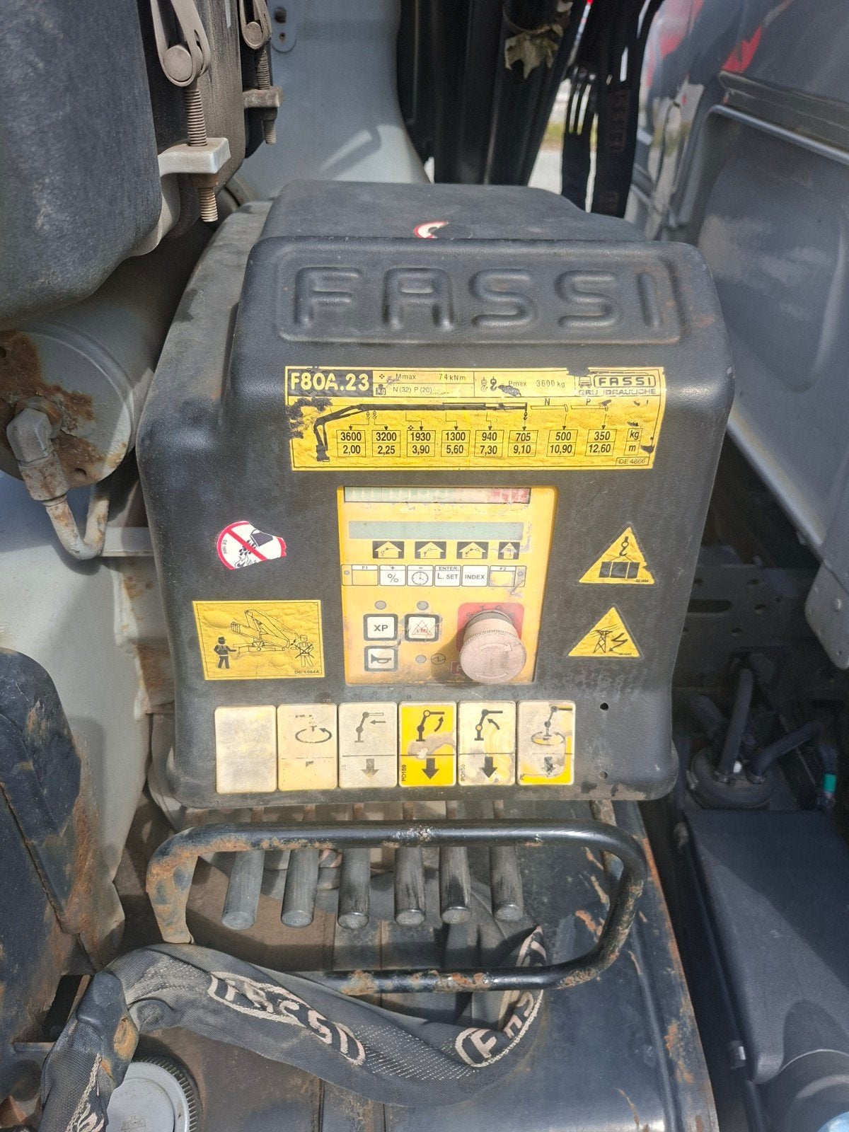bonjour a vendre depanneuse volvo fl 240
