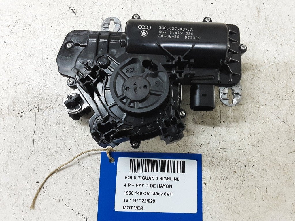 VEROUILLAGE CENTRALISEE MOTEUR Tiguan (AD1) (3GO827887A), Utilisé, Volkswagen
